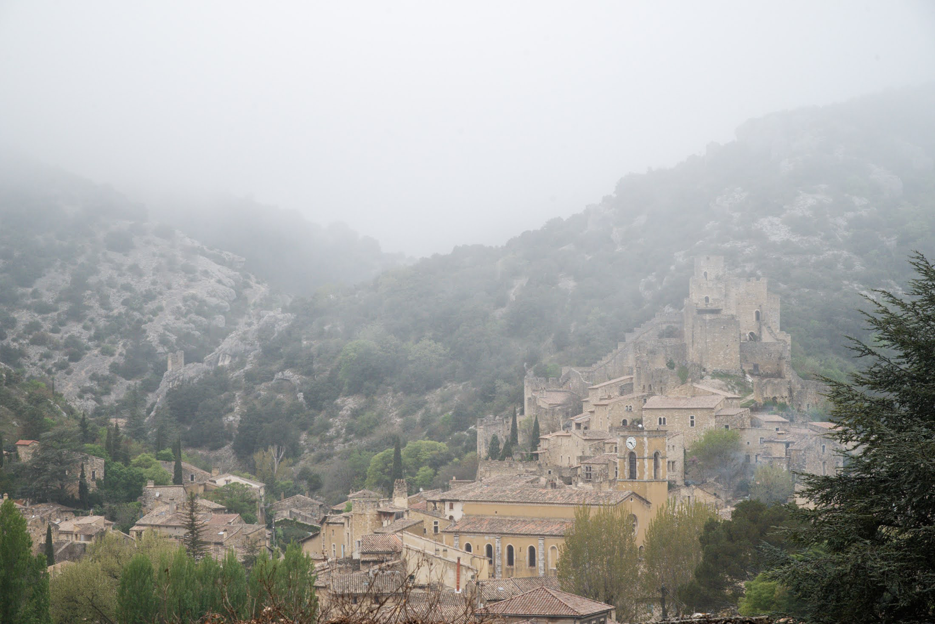 Saint-Montan dans la brume (Ardèche) Saint-Montan (Ardèche)